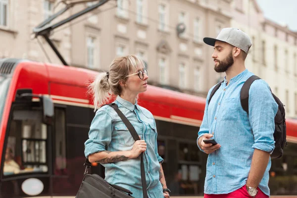 Молодая Женщина Мужчина Разговаривают Городской Улице Трамвай Заднем Плане Стоковое Изображение