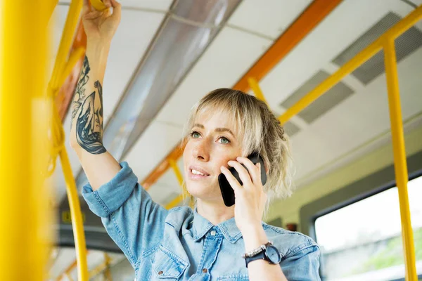 Улыбающаяся Молодая Женщина Разговаривает Мобильному Телефону Автобусе Лицензионные Стоковые Фото