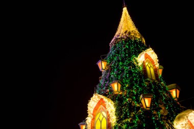 Süslenen şenlikli Noel köknar ağacı