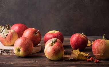 ahşap bir masa üzerinde aromatik sonbahar elma