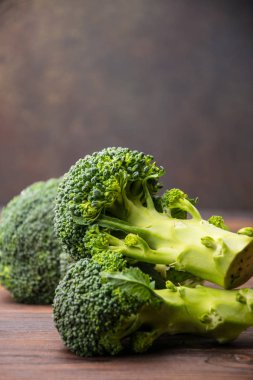 koyu arka plan, brokoli ahşap bir masa üzerinde