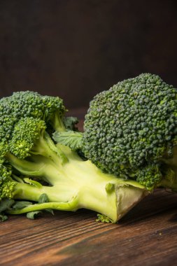 Brokoli ahşap masada.
