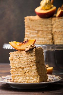Ev yapımı ballı kek dilimi.