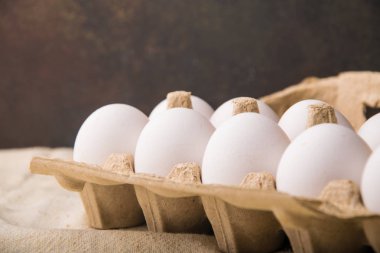 bir karton kutu içinde beyaz, taze yumurta