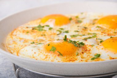 Kahvaltı için parlak ve güzel kokulu omlet