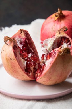 bir plaka üzerinde kesme nar