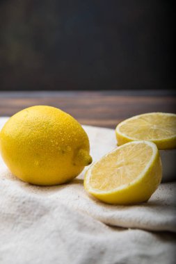 Tahta masada taze limonlar