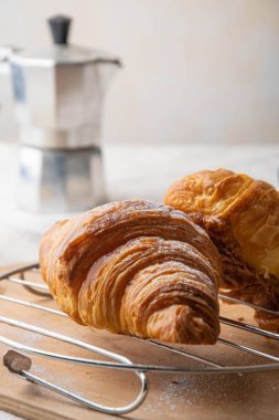 Kahvaltıda taze kruvasan.