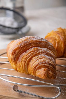 Kahvaltıda taze kruvasan.