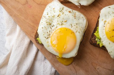 ahşap bir tahta üzerinde kahvaltı için sandviç