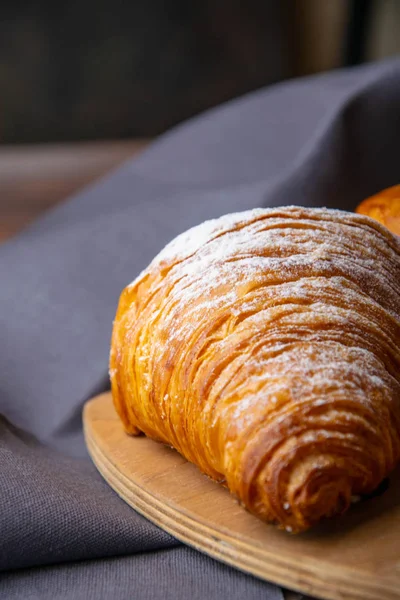 Croissant Frais Sur Plateau Bois — Photo