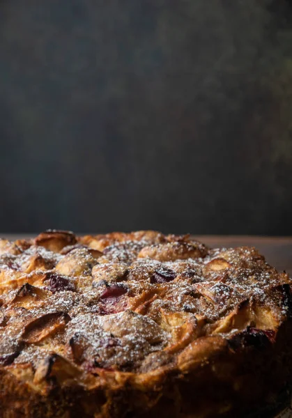 koyu bir arka plan üzerinde elmalı turta yakın çekim