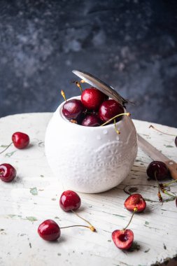 Masada bir kavanoz sulu kiraz var.