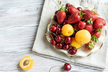 Tahta bir masada meyveler