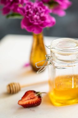  Cam kavanozda mis kokulu bal