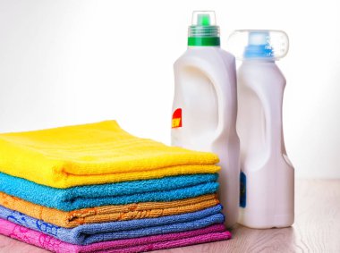 Temiz, renkli, katlanmış giysiler. Giysi yıkama aracı.