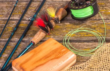 Eski, ahşap kurullarında bobin ve sinekler yalanla sinek olta