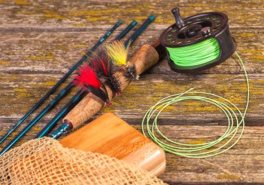 Eski, ahşap kurullarında bobin ve sinekler yalanla sinek olta