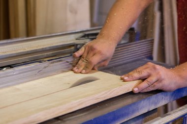 El ile bir atölye doğal ahşap mobilya imalatı.