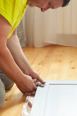 Yeni, ahşap mobilya montaj. Master çalışmalarını.