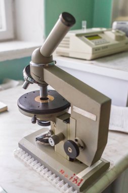 Eski mikroskop. Kan analizi için gerçek Tıbbi donatım.