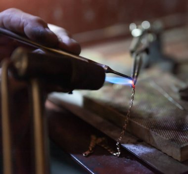 Ana, kuyumcu eseri. Takı tamircisi. Takı imalatı.