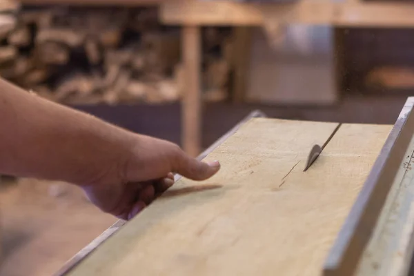 Handmatige Productie Van Meubilair Uit Een Natuurlijke Boom Een Workshop — Stockfoto