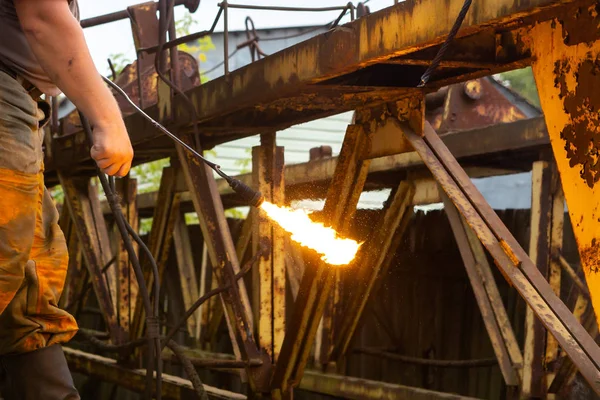 Gaz yakıcı ile metal kesme. Kullanım eski paslı yapıları.