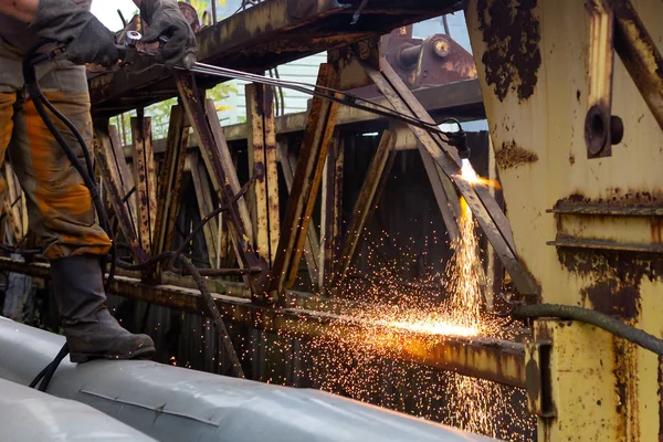 Gaz yakıcı ile metal kesme. Kullanım eski paslı yapıları.