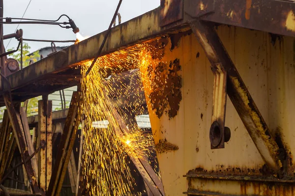 Gaz yakıcı ile metal kesme. Kullanım eski paslı yapıları.