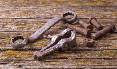 Eski paslı somun, cıvata. Eski araçlar. Rüyada eski kurulları kalıplanmış