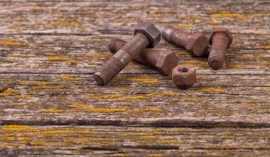 Eski paslı somun, cıvata. Eski araçlar. Rüyada eski kurulları kalıplanmış
