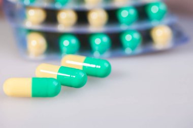 hap, kapsül, beyaz mat bir arka planda, yakın çekim.