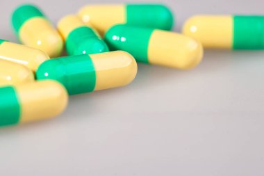 hap, kapsül, beyaz mat bir arka planda, yakın çekim.