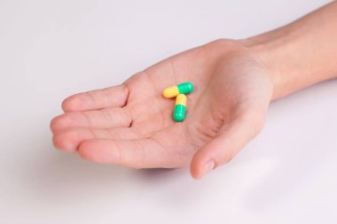 Hapları elinde. Beyaz bir arka plan üzerinde. Yakın çekim.