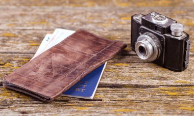 Bir cüzdan, para ve diğer öğeleri eski kartları masaya vardır.