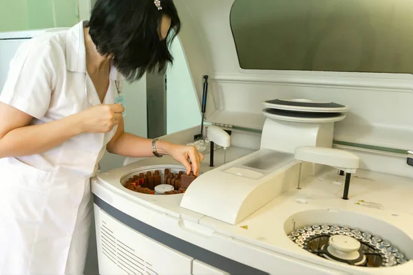 Kan analizi gerçek tıbbi donatımı. Klinik laboratuvar çalışmalarında.