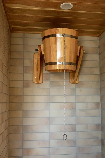 Bir banyo için Japon ahşap kova. Ulusal Japon konu. Yakın çekim