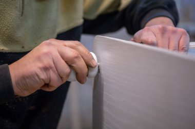 Ahşap mobilya yapım. İş marangoz. Marangozluk aletleri. Doğrama Atölyesi