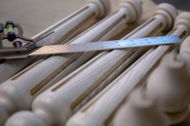 Ahşap mobilya yapım. İş marangoz. Marangozluk aletleri. Doğrama Atölyesi