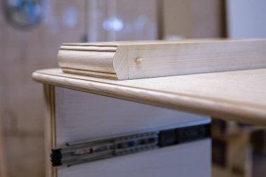 Ahşap mobilya yapım. İş marangoz. Marangozluk aletleri. Doğrama Atölyesi