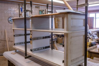 Ahşap mobilya yapım. İş marangoz. Marangozluk aletleri. Doğrama Atölyesi