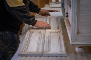 Ahşap mobilya yapım. İş marangoz. Marangozluk aletleri. Doğrama Atölyesi