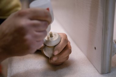 Ahşap mobilya yapım. İş marangoz. Marangozluk aletleri. Doğrama Atölyesi