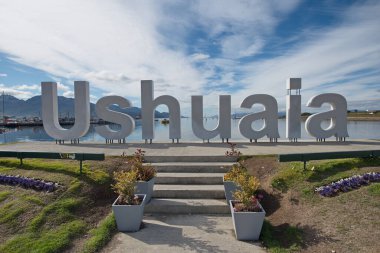 USHUAIA, TIERRA DEL FUEGO, ARGENTINA - 10 Mart 2019 Ushuaia körfezi yakınlarındaki 