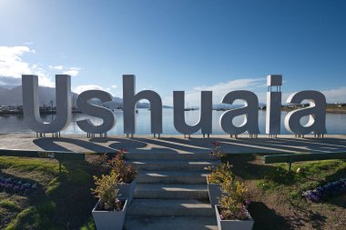 USHUAIA, TIERRA DEL FUEGO, ARGENTINA - 10 Mart 2019 Ushuaia körfezi yakınlarındaki 