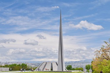 YEREVAN, ARMENIA - 7 Mayıs 2017: Tsitsernakaberd tepesindeki Ermeni Soykırımı Anıt Kompleksi.
