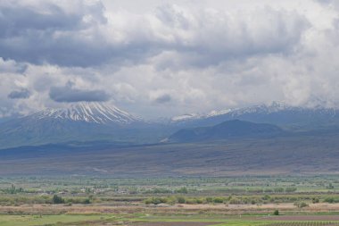 Ararat ovası ve Sis Dağı (Küçük Ararat veya Küçük Ararat) üzerindeki bulutlar, Ermenistan