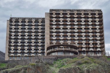 Jermuk 'ta terk edilmiş bir otel, Vayots Dzor ili, Ermenistan