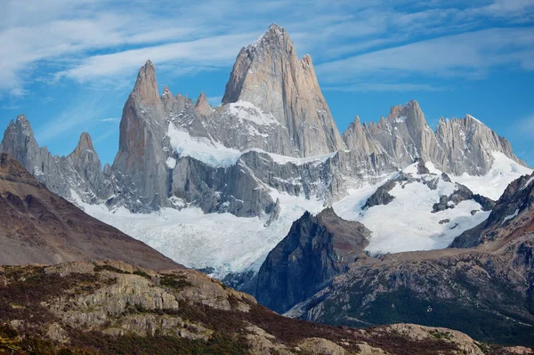 Snowy Fitz Roy Στο Φόντο Του Μπλε Ουρανού Λευκά Σύννεφα — Φωτογραφία Αρχείου